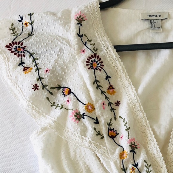 SOLD NWT Forever 21 Floral Embroidery Crop Blouse - Picture 2 of 4
